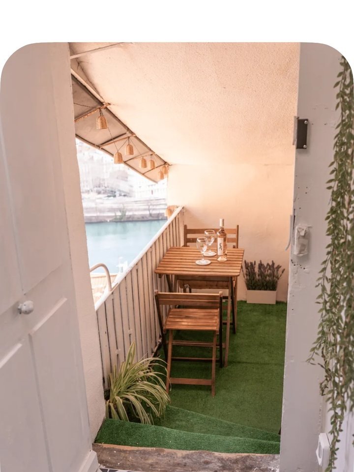 Terrasse avec vue sur la Saône, rénovation d'un 55 m² mansardé, Lyon 1er